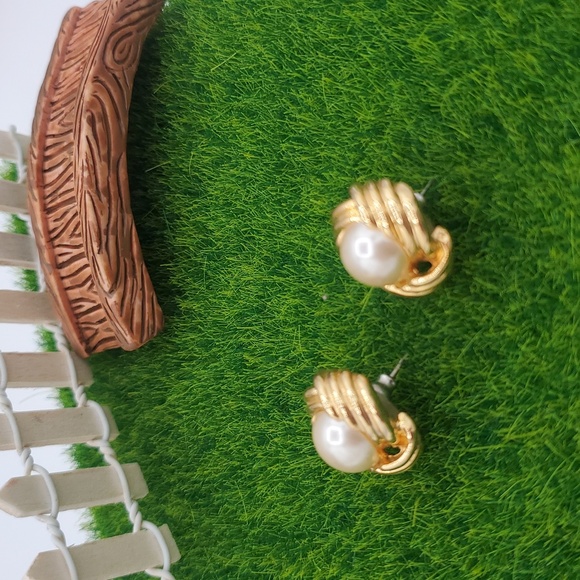 E1002 Elegant Gold Tone and Pearl Stud Bird Nest Earrings - Picture 3 of 4